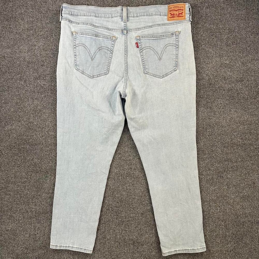 Levi’s women’s Mid Rise Boyfriend Jeans Light Wash Loose Fit Tapered Denim 33 - Picture 6 of 8